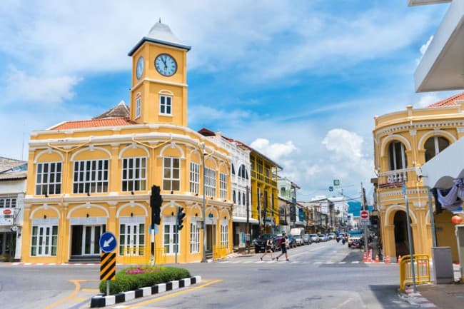 แยกสแตนดาร์ดชาร์เตอร์ในย่านเมืองเก่าภูเก็ต
