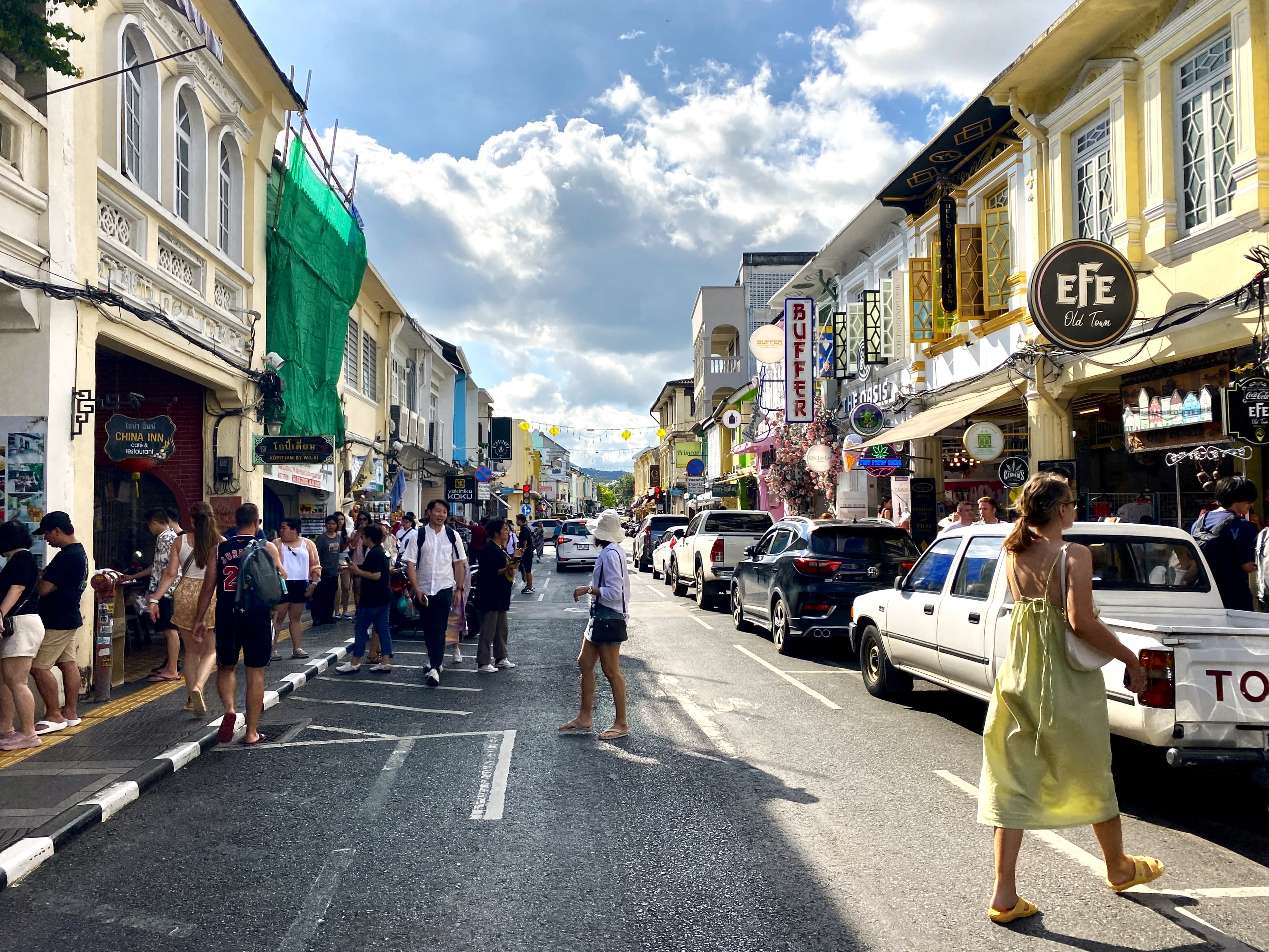 ถนนถลางในย่านเมืองเก่าภูเก็ตพร้อมอาคารชิโนโปรตุกีส